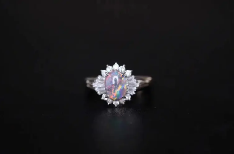 Opal in Ring Crystal Opals: Farbe, Symbolik, Bedeutung